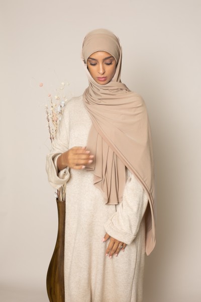 Hijab bereit zum Binden von Premium-Sandy-Jersey-Kaffee mit Milch
