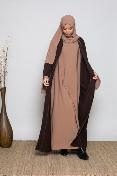 Haselnussfarbenes, ärmelloses Kleid aus Medina-Seide