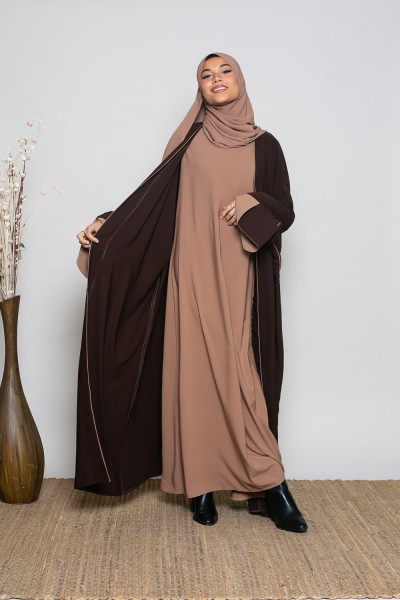 Haselnussfarbenes, ärmelloses Kleid aus Medina-Seide