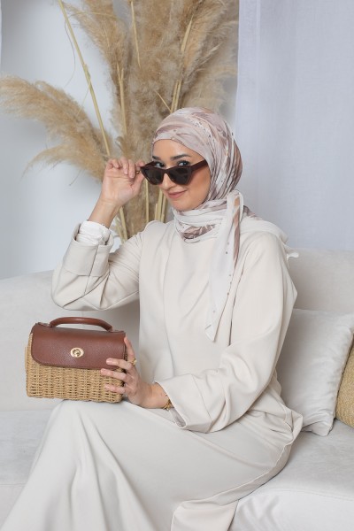 Taupefarbener, mit Punkten und Quadraten bedruckter Hijab