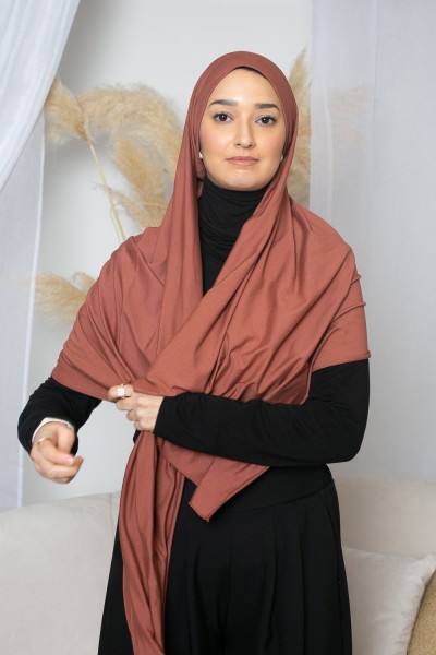 Hijab de punto de lujo suave listo para atar ladrillo marrón