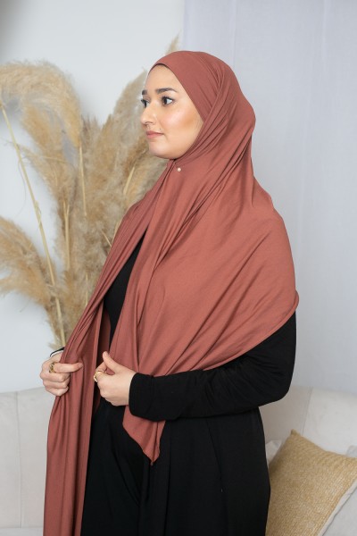 Weicher Luxus-Jersey-Hijab, bereit zum Binden in braunem Ziegelstein
