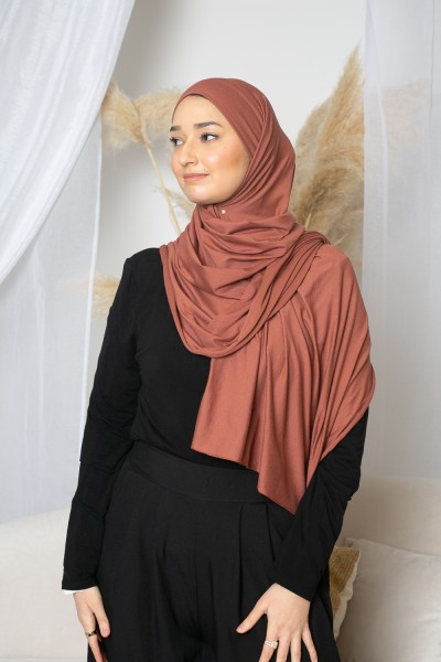 Hijab de punto de lujo suave listo para atar ladrillo marrón