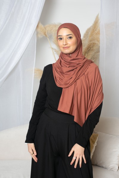 Weicher Luxus-Jersey-Hijab, bereit zum Binden in braunem Ziegelstein