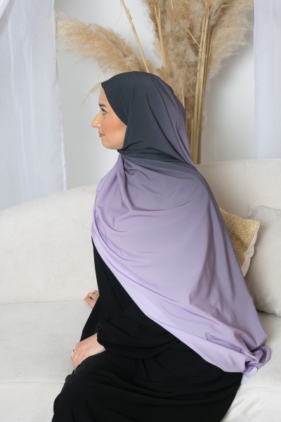 Hijab mit Farbverlauf in Lila und Schwarz