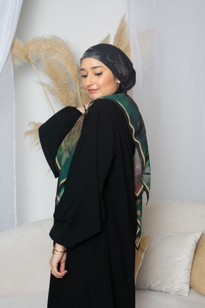Schwarz-grüner Hijab mit quadratischem Aufdruck