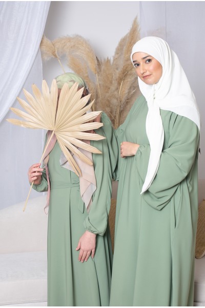 Elfenbeinfarbener quadratischer Hijab