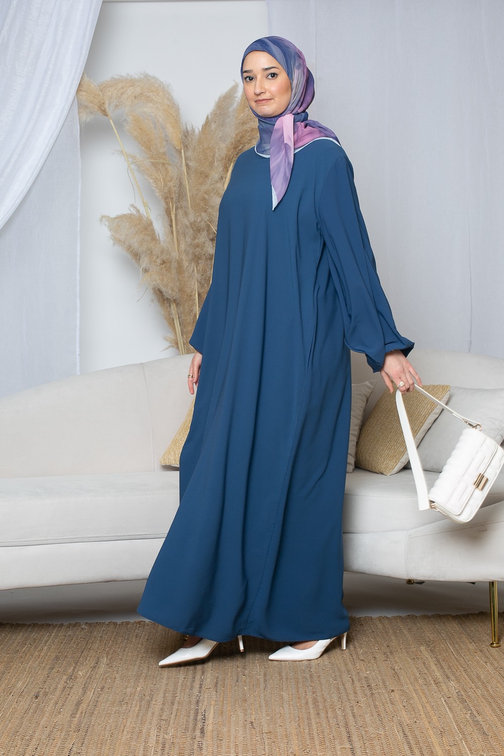 Robe longue et large manche bouffante en soie de Médine pour femme musulmane.