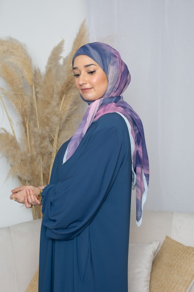 Hijab mit quadratischem Muster in Flammenblau und Rosa