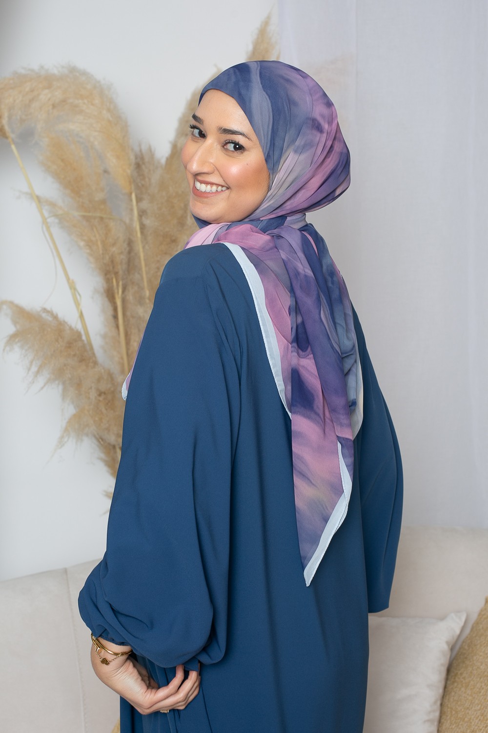 Hijab carré imprimé premium. Boutique hijab qualité.