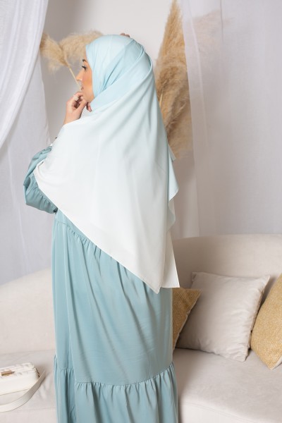Blau-weißer Hijab mit Farbverlauf