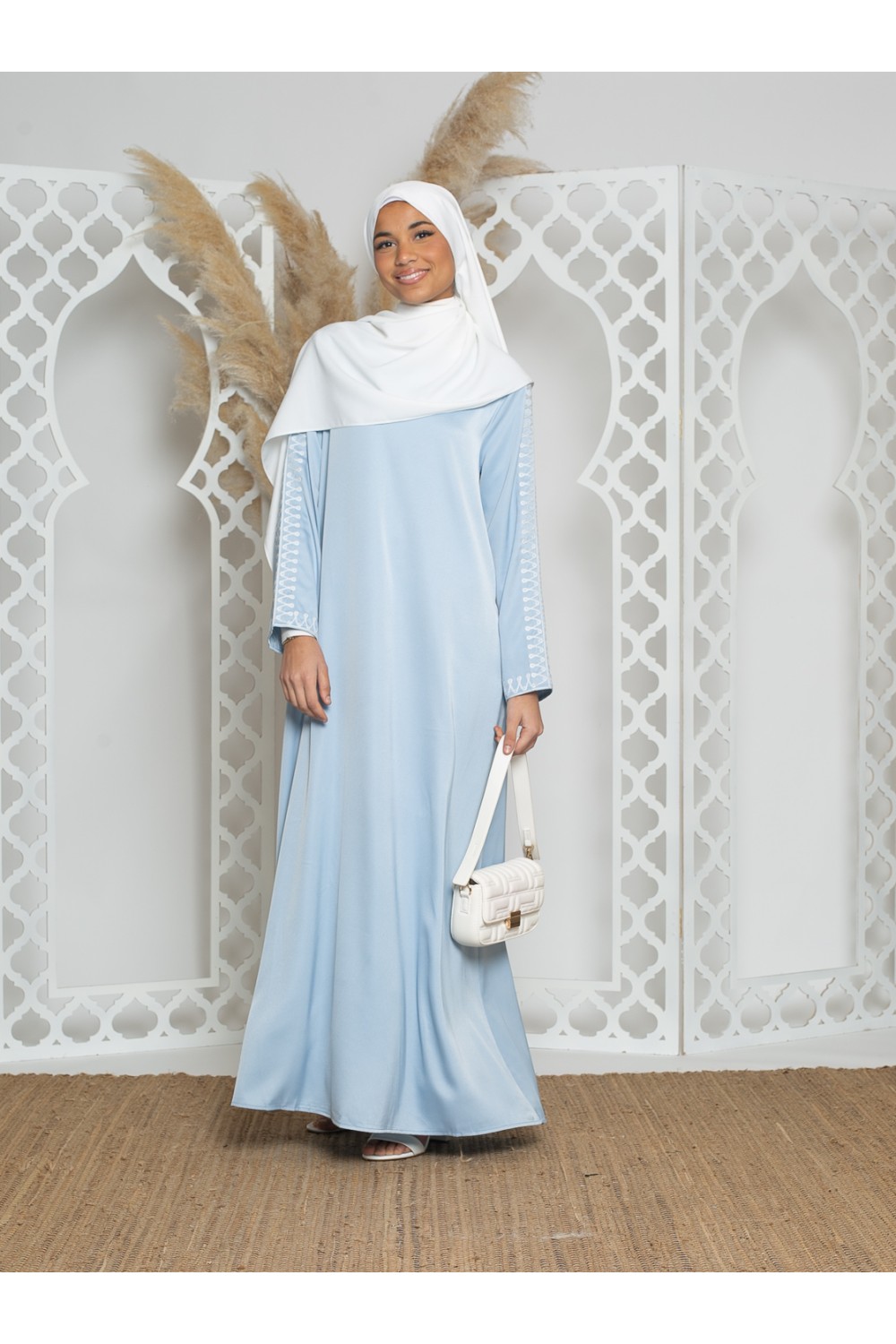Robe longue satiné bleu avec broderie. Boutique hijab classe pour vos occasions.