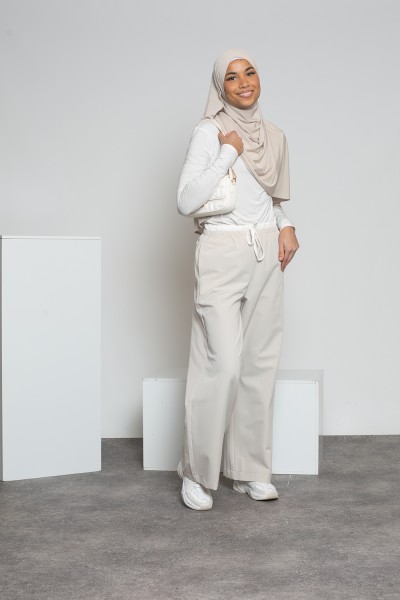 Nude pants with white belt