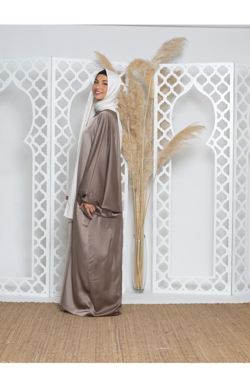 Abaya coupe papillon satiné pour fête. Boutique musulmane moderne.