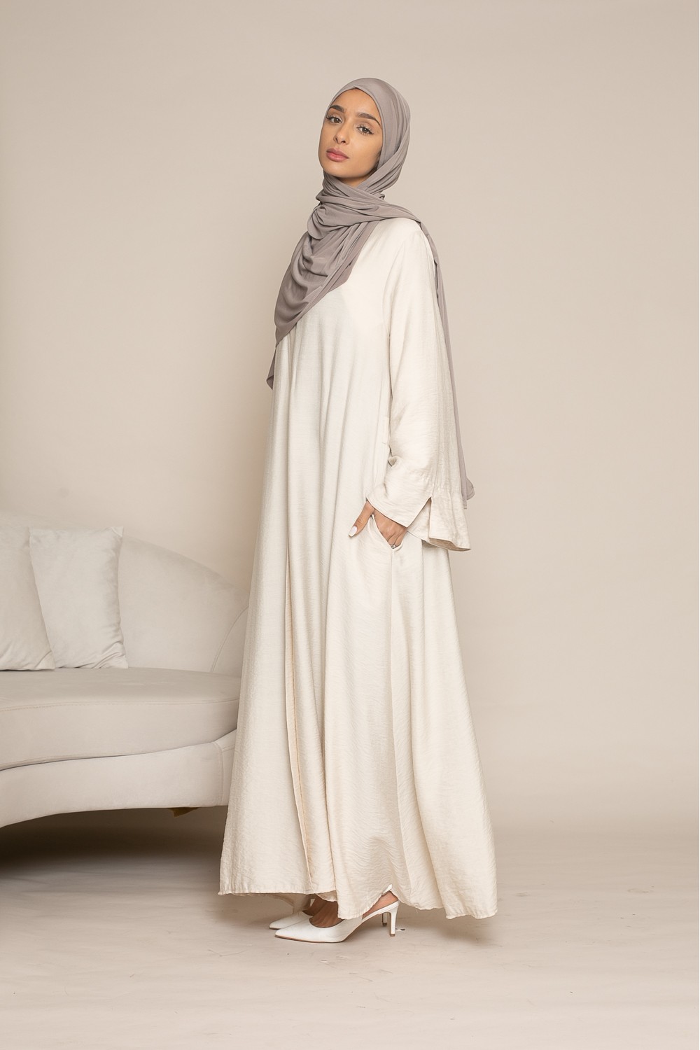 Robe manche large crème pour printemps été. Coupe évasée. Boutique hijab musulmane moderne et pas cher.