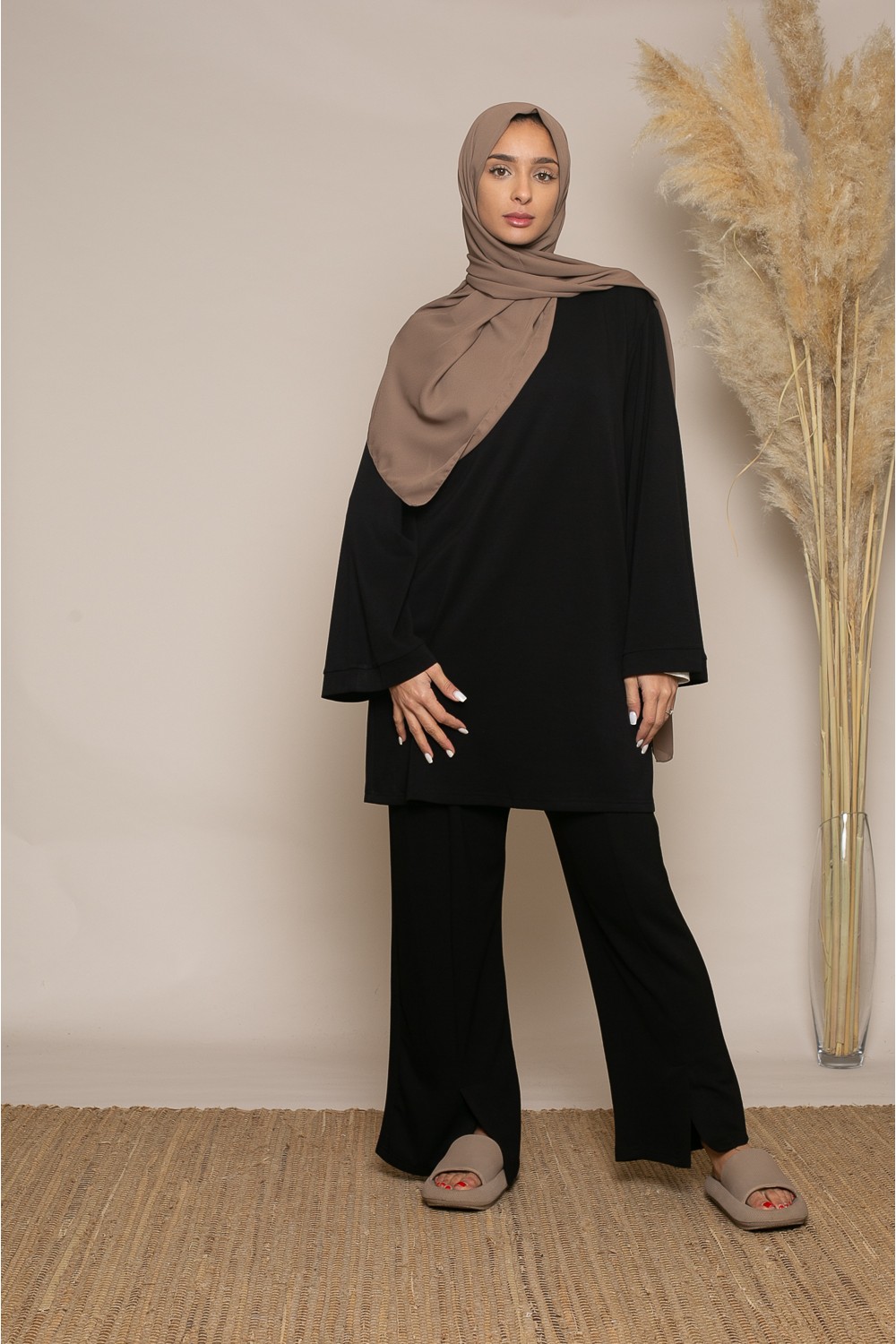 Ensemble casual noir printemps. Boutique hijab moderne.