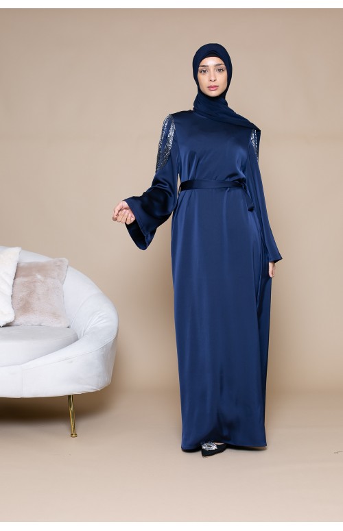 Robe satiné avec perlage aux épaules. Boutique robe de fête pour femme musulmane.