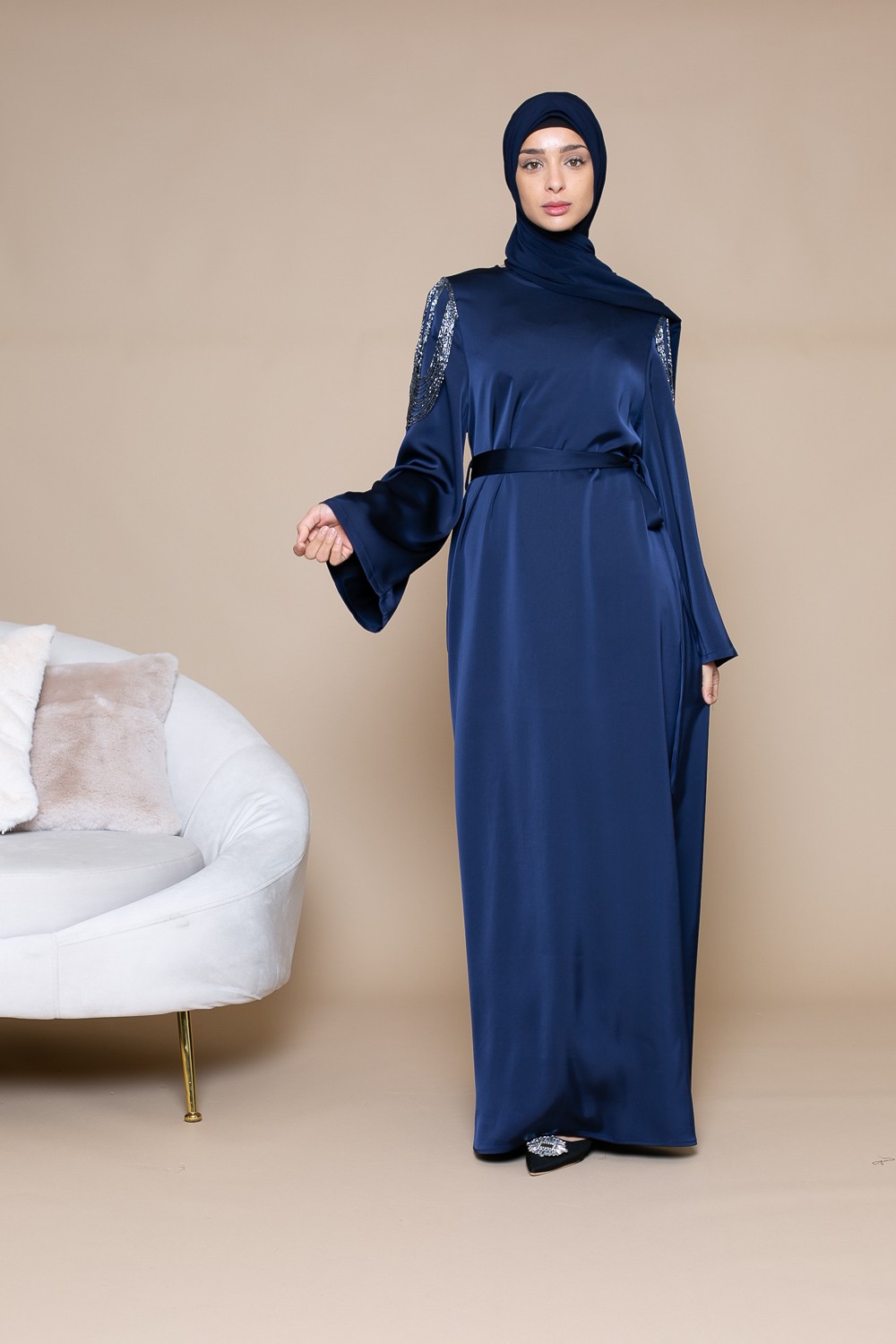 Robe satiné avec perlage aux épaules. Boutique robe de fête pour femme musulmane.