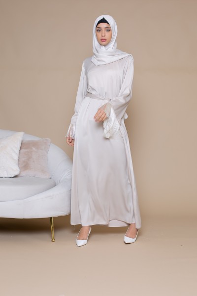 Abaya de raso con flecos color crema