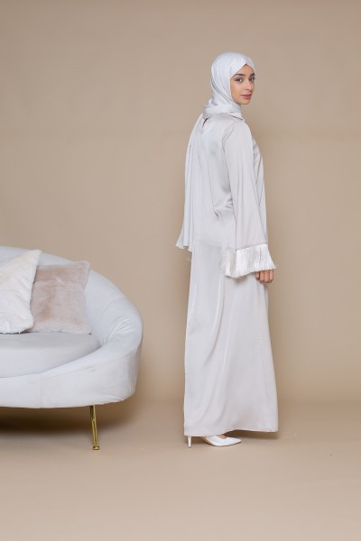 Abaya de raso con flecos color crema