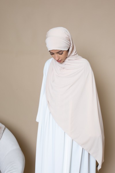 Hochwertiger, fertig zum Binden bestehender Hijab aus Sandy-Beige-Jersey