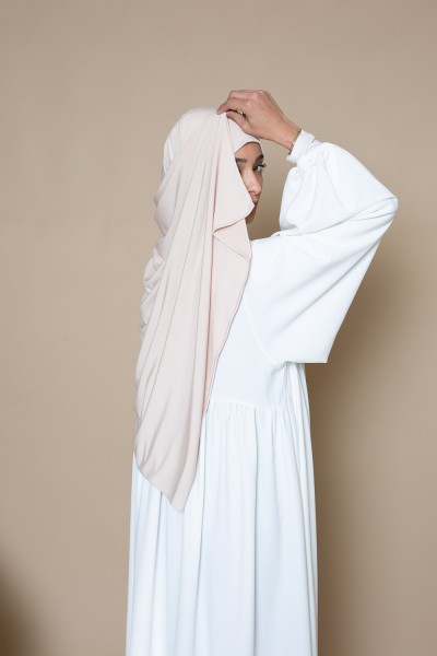 Hochwertiger, fertig zum Binden bestehender Hijab aus Sandy-Beige-Jersey