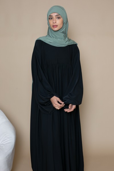 Abaya negra ultra holgada con mangas abullonadas
