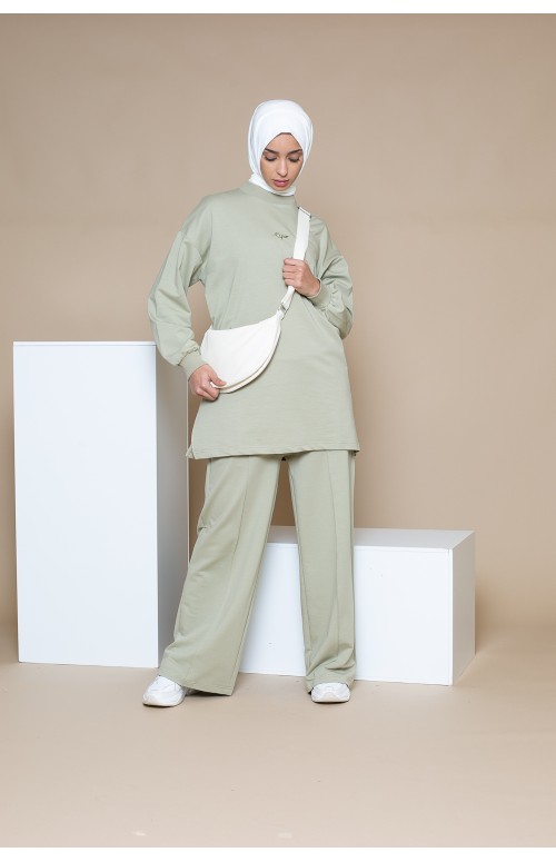 Haut ample sauge pour printemps été. Marque Française Salam création. Boutique hijab sportswear moderne.