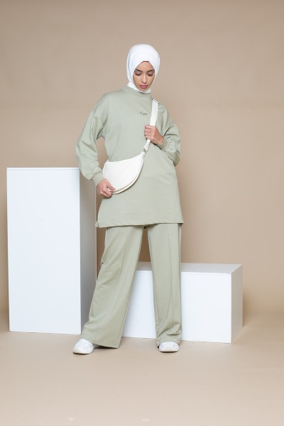 Haut ample sauge pour printemps été. Marque Française Salam création. Boutique hijab sportswear moderne.
