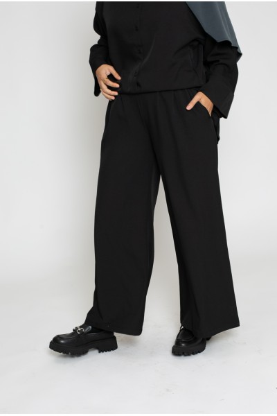 Schwarze, locker geschnittene Hose