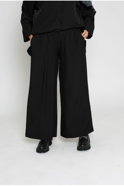 Schwarze, locker geschnittene Hose