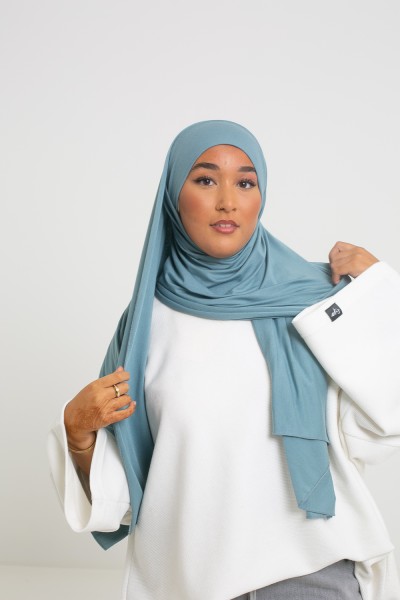 Luxuriöser Hijab aus weichem Jersey, bereit zum Binden in Blaugrau