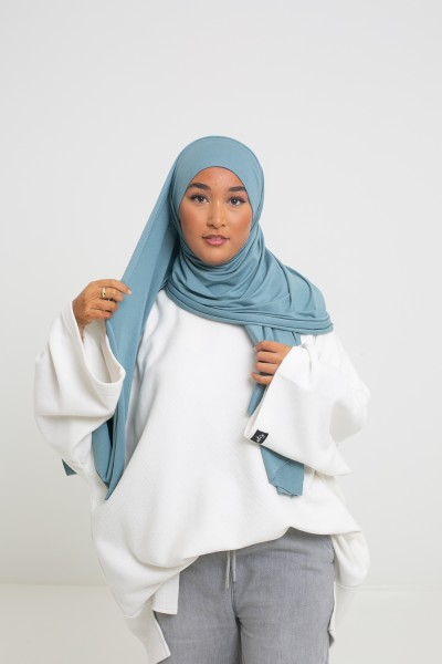 Luxuriöser Hijab aus weichem Jersey, bereit zum Binden in Blaugrau