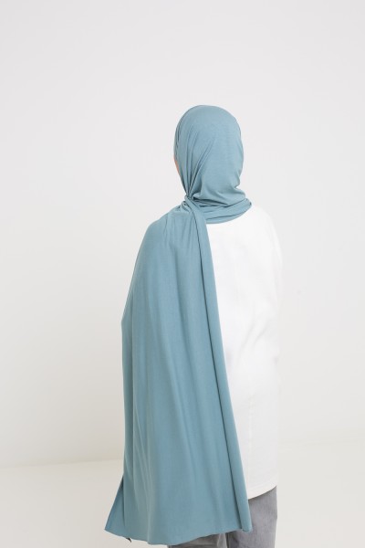 Luxuriöser Hijab aus weichem Jersey, bereit zum Binden in Blaugrau