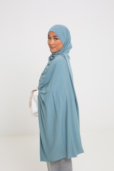 Luxuriöser Hijab aus weichem Jersey, bereit zum Binden in Blaugrau