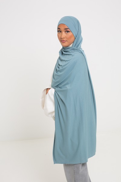 Luxuriöser Hijab aus weichem Jersey, bereit zum Binden in Blaugrau