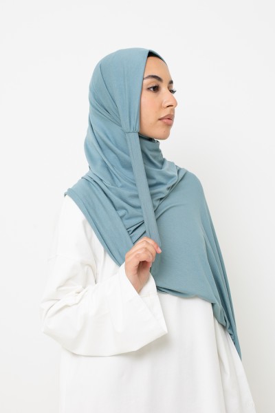 Luxuriöser Hijab aus weichem Jersey, bereit zum Binden in Blaugrau