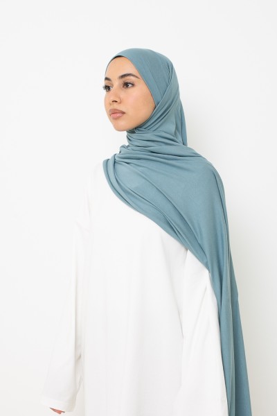 Luxuriöser Hijab aus weichem Jersey, bereit zum Binden in Blaugrau