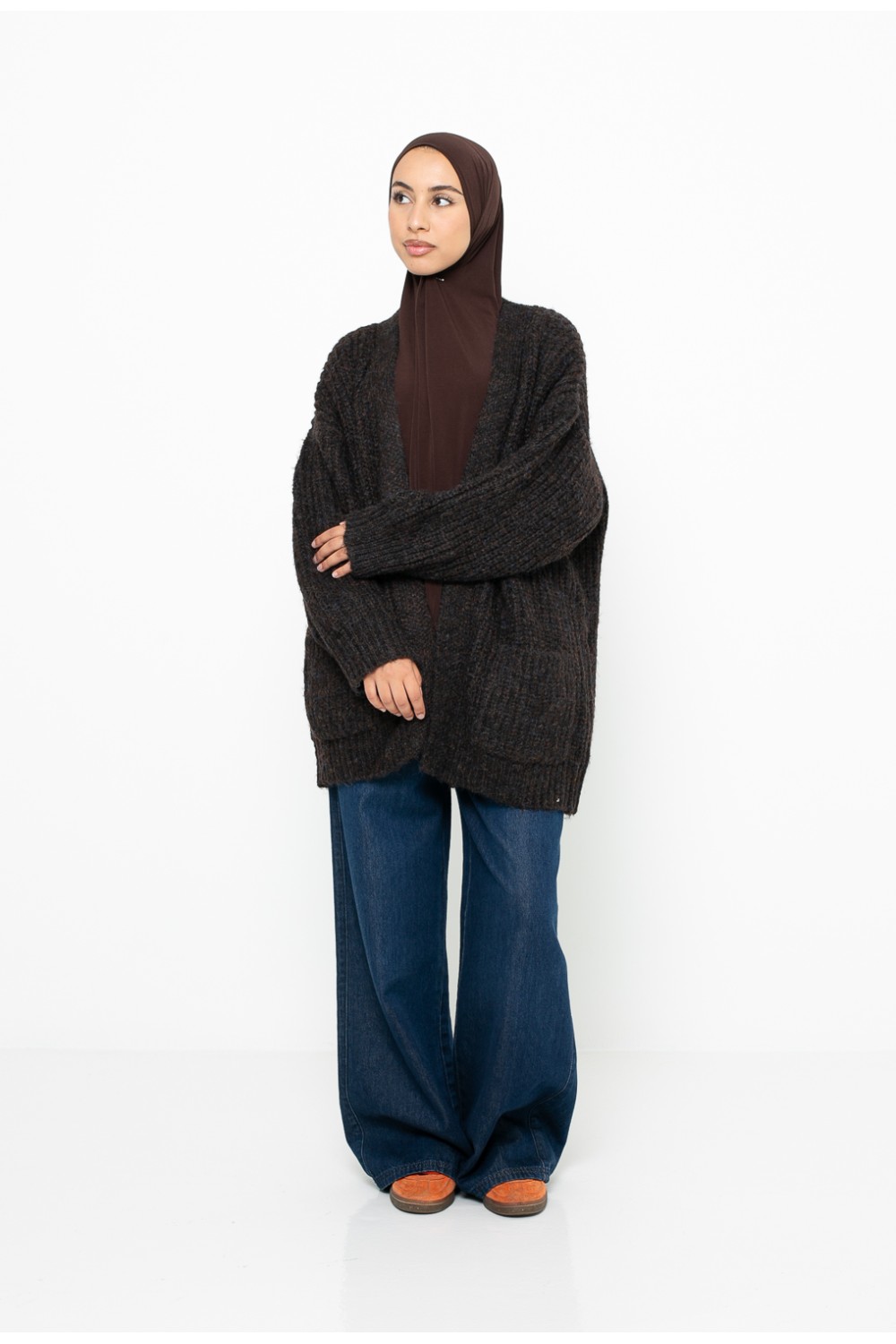 Gilet grosse maille marron à poche pour femme moderne musulmane. Boutique hijab.