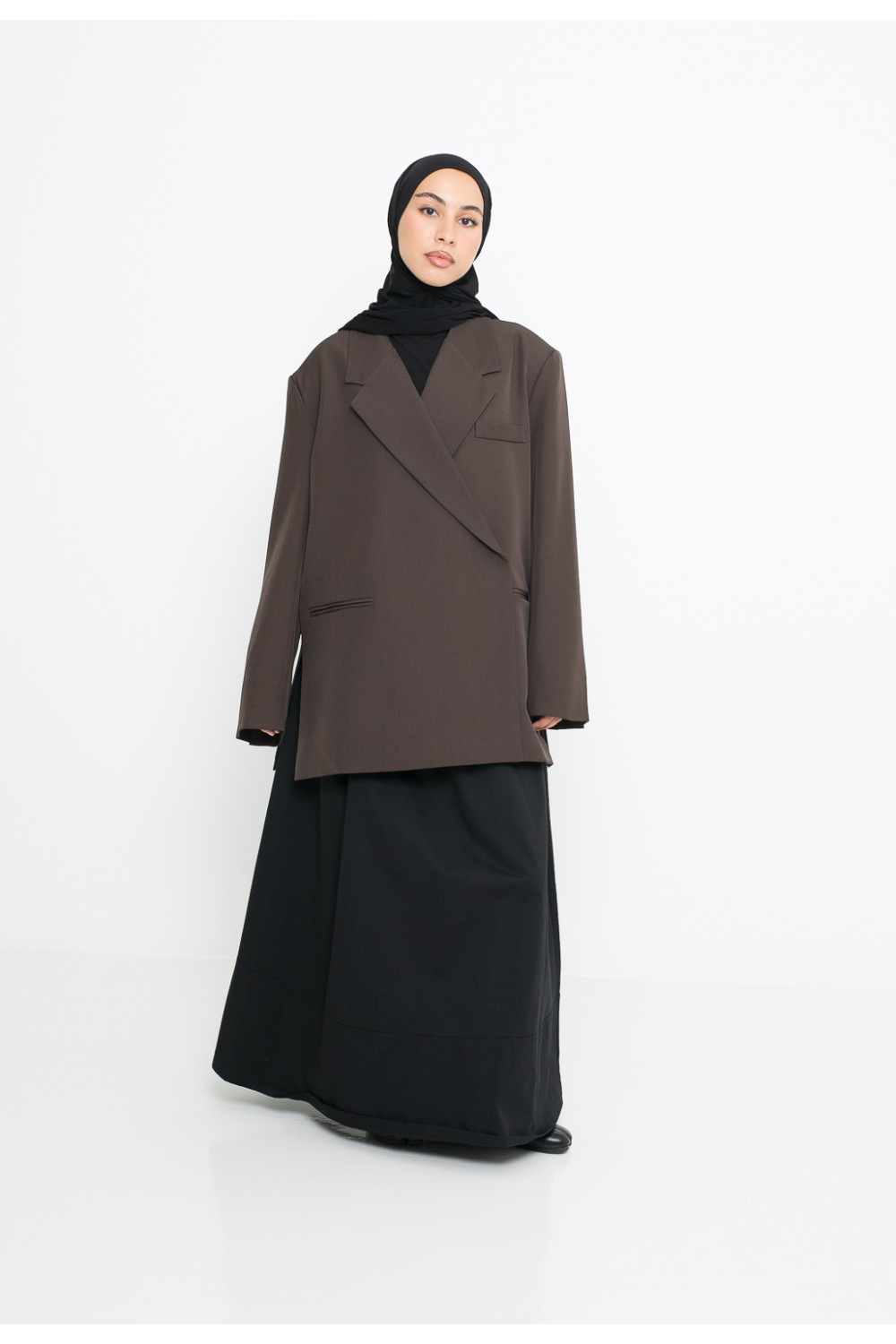 Blazer croisé marron foncé pour femme musulmane. Boutique de vêtement modeste de qualité