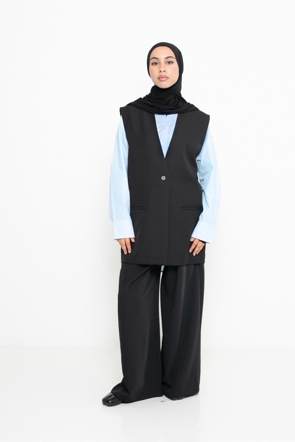 Blazer sans manche noir moderne. Collection mode pour femme musulmane